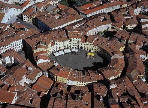 Piazza anfiteatro Lucca