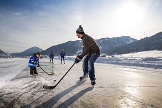 In Carinzia d'inverno con i bambini, hockey sul ghiaccio sul lago Weissensee
