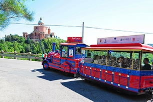 Itinerario a Bologna con bambini, San Luca Express