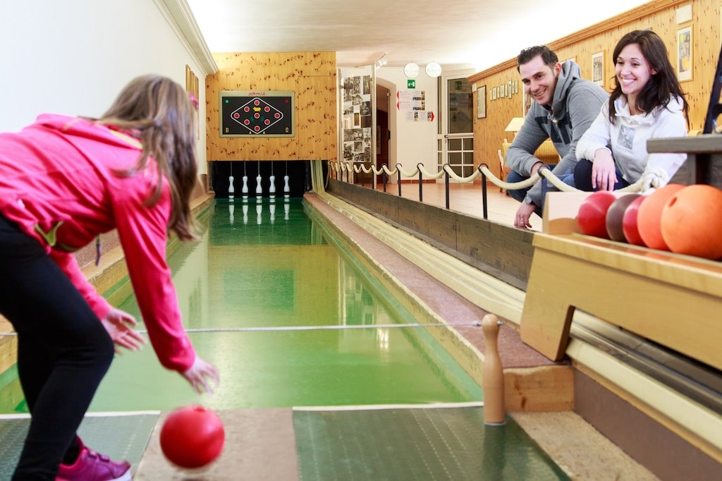 Vacanze con bambini al Cavallino Bianco a San Candido, bowling