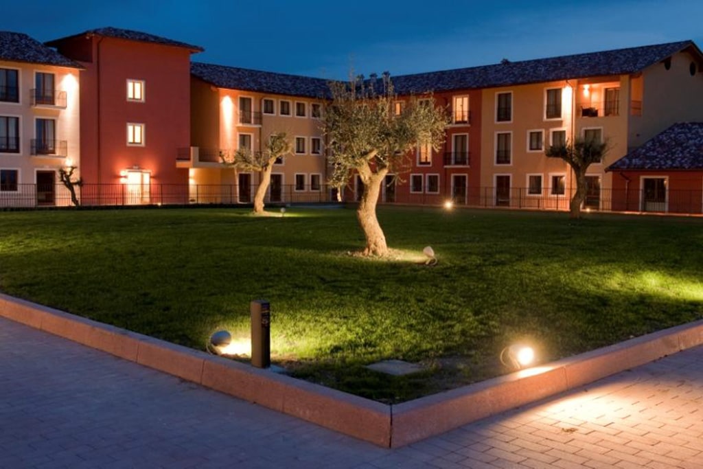 TH Lazise – Hotel Parchi del Garda per bambini vicino al lago, giardini in notturna