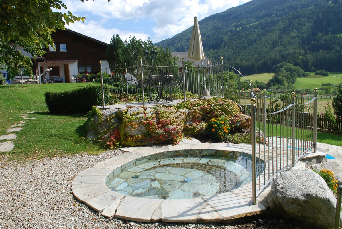 Agriturismo Alto Adige bambini, Residence fattoria Obermoarhof, piscina