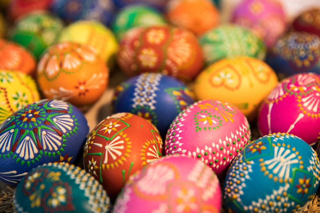 Decorare le uova di Pasqua con i bambini: tradizioni e ricette