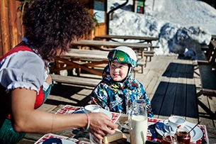 Vacanze neve in Trentino: pranzo in baita