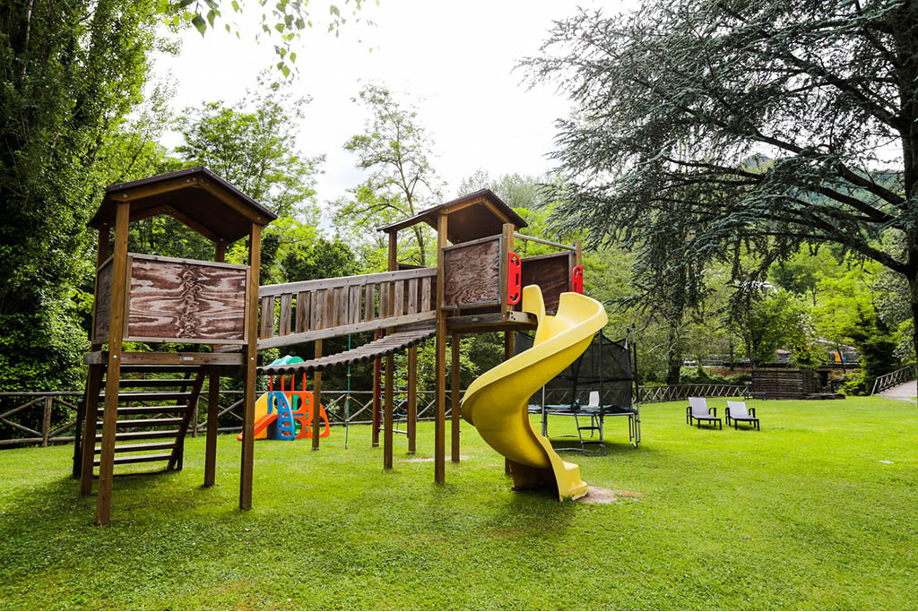 Hotel termale per bambini a Bagno di Romagna Ròseo Euroterme Resort, area giardino attrezzata con giochi bimbi