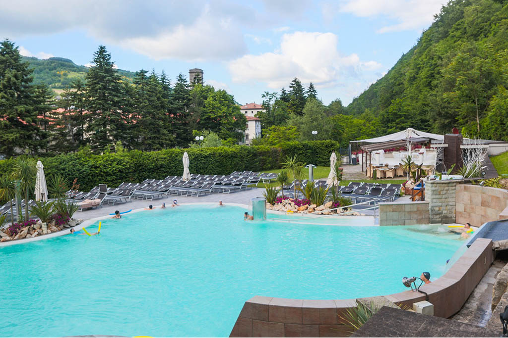 Hotel termale per bambini a Bagno di Romagna Ròseo Euroterme Resort, piscina principale di giorno