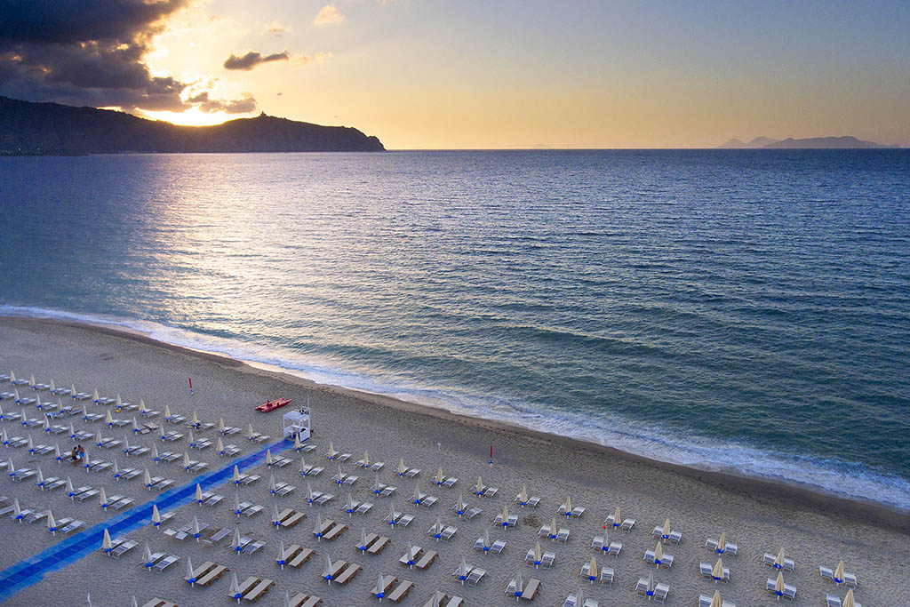 VOI Baia di Tindari Resort in Sicilia per bambini, spiaggia al tramonto