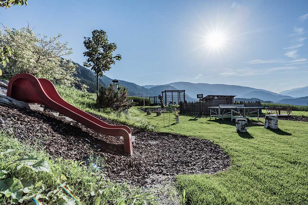 Migliori family hotel in Alto Adige, Hotel Winkler, giardino tra le montagne
