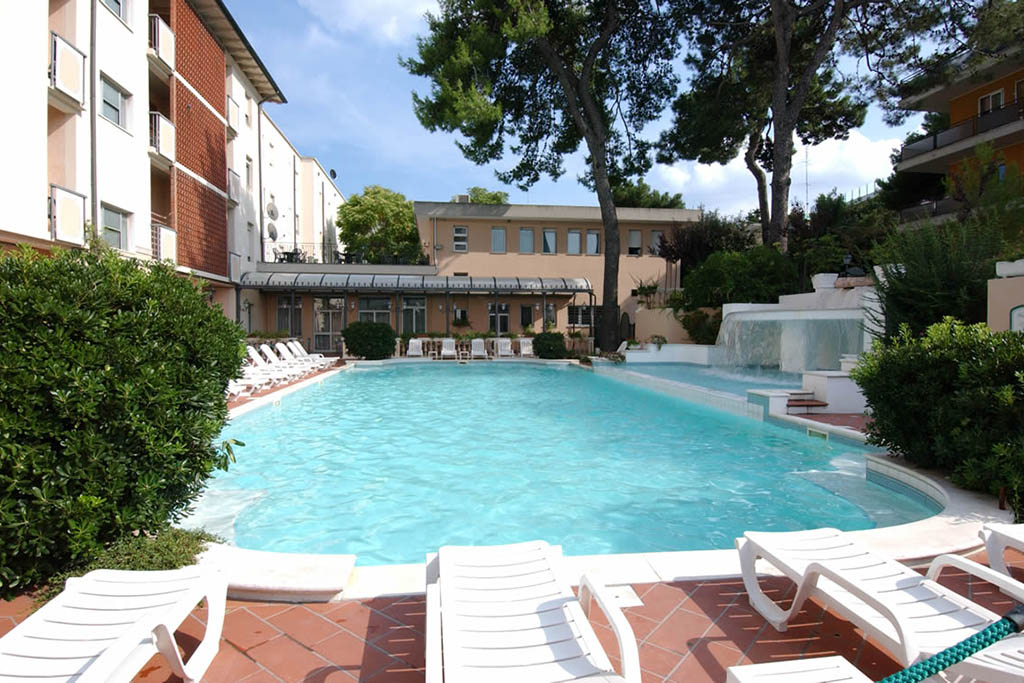 Hotel per bambini a Riccione, Hotel Milano Helvetia, piscina