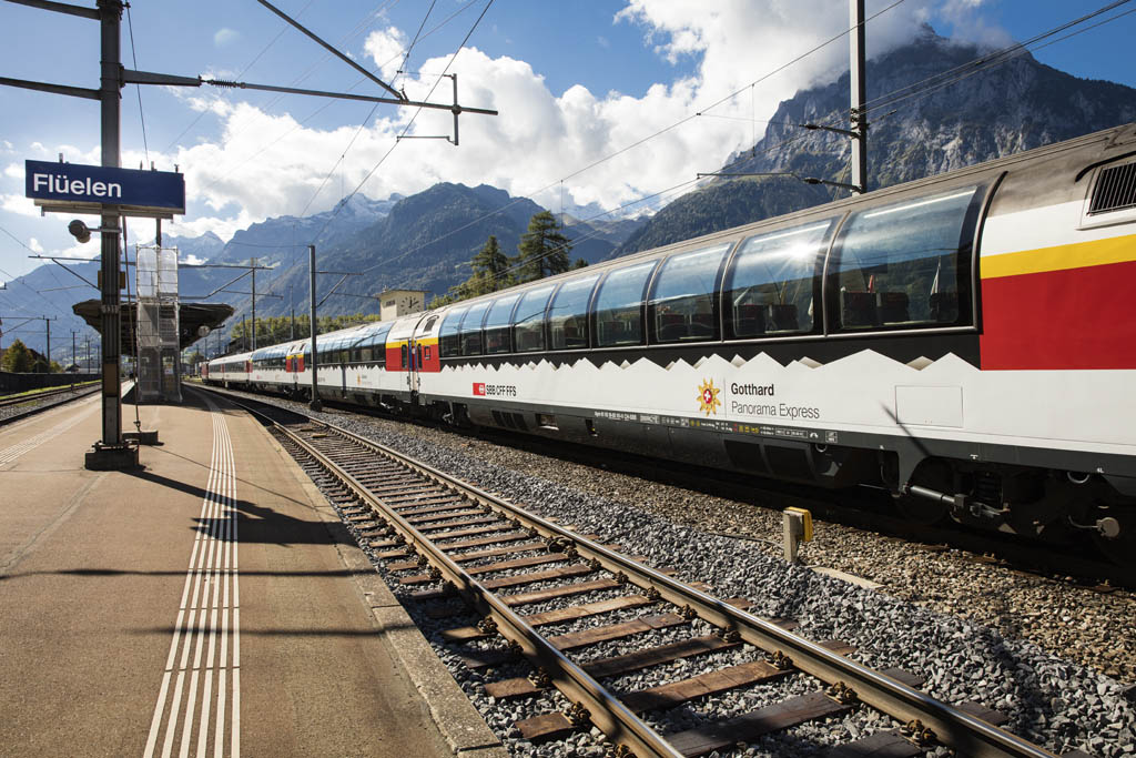 Impressionen des neuen Gotthard Panoramazuges aufgenommen fuer die SBB, am Montag, 3. Oktober 2016 auf der alten Gotthardstrecke. (KEYSTONE/Dominik Baur)