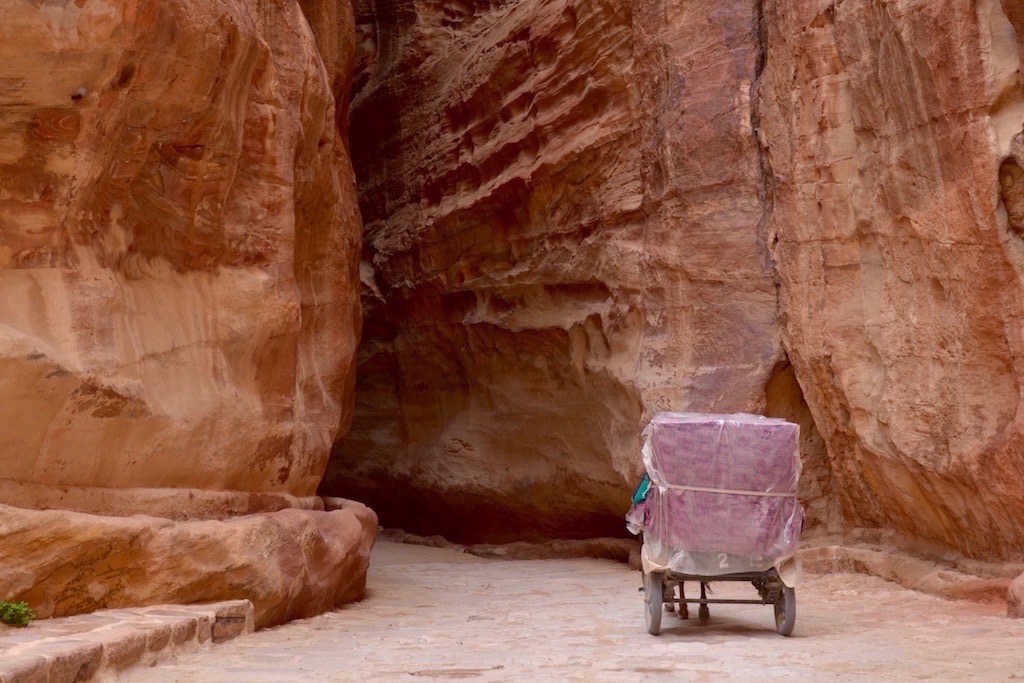 In carrozza lungo il Siq, strada di accesso a Petra