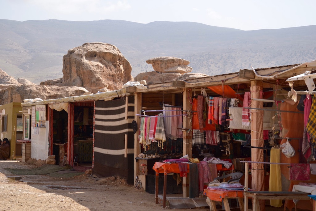 Altre bancarelle dei beduini all'ingresso di Piccola Petra.