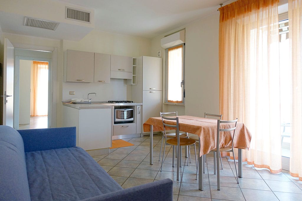 Residence per famiglie in Liguria, Residence Greco & Linda, soggiorno con angolo cottura
