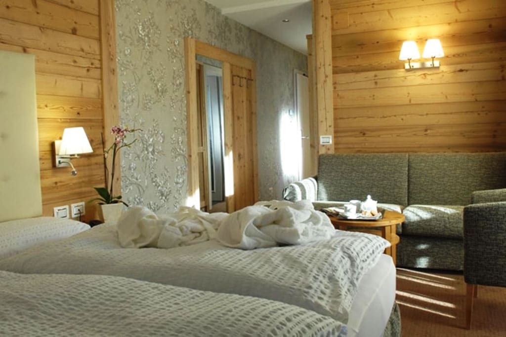 Hotel per bambini a Predazzo, Cimon Dolomites Hotel, camera giglio rosso