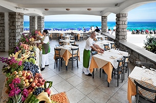  Resort in Sardegna per bambini, Le Dune, ristorante sulla spiaggia