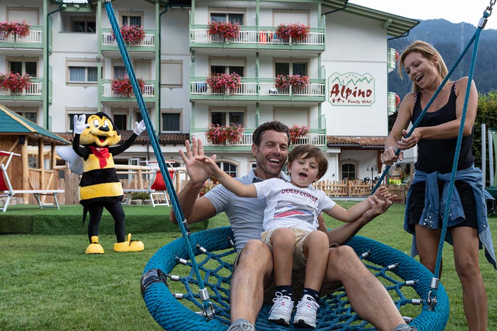 Family hotel Andalo, Alpino Baby Family, divertimento in giardino