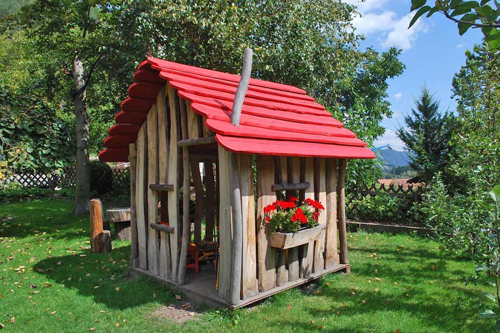Agriturismo Alto Adige bambini - Residence fattoria Obermoarhof, casetta in giardino