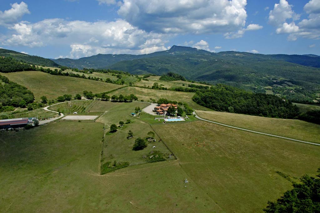 Agriturismo per bambini Arezzo - La Collina delle Stelle, veduta aerea della tenuta