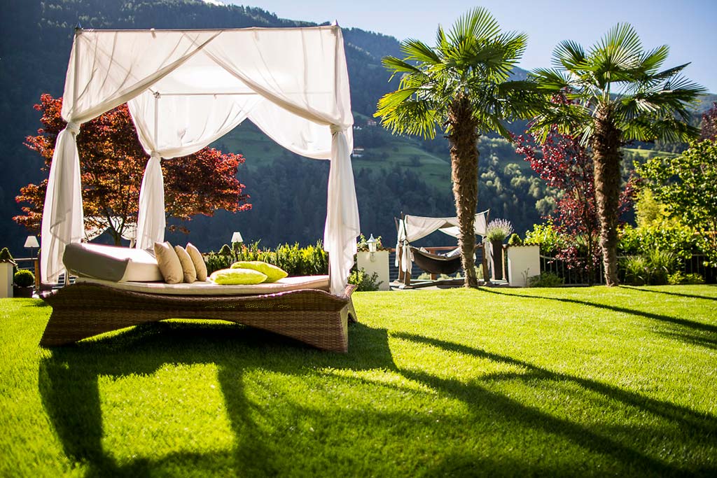 Resort per famiglie in Alto Adige, Quellenhof Luxury Resort Passeier, giardino relax