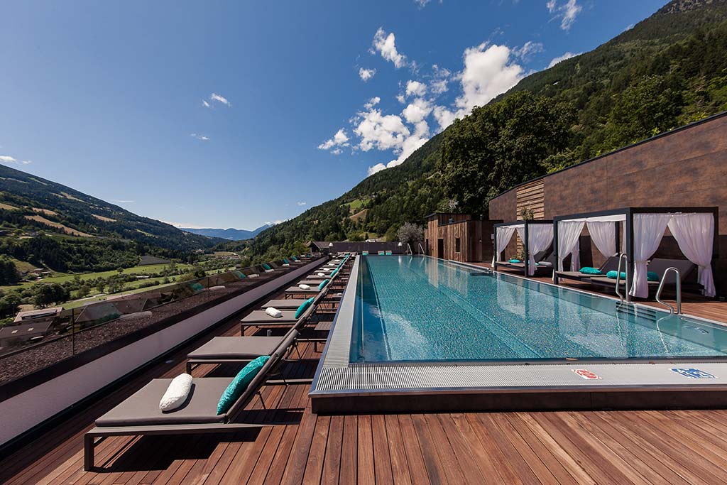 Resort per famiglie in Alto Adige, Quellenhof Luxury Resort Passeier, piscina
