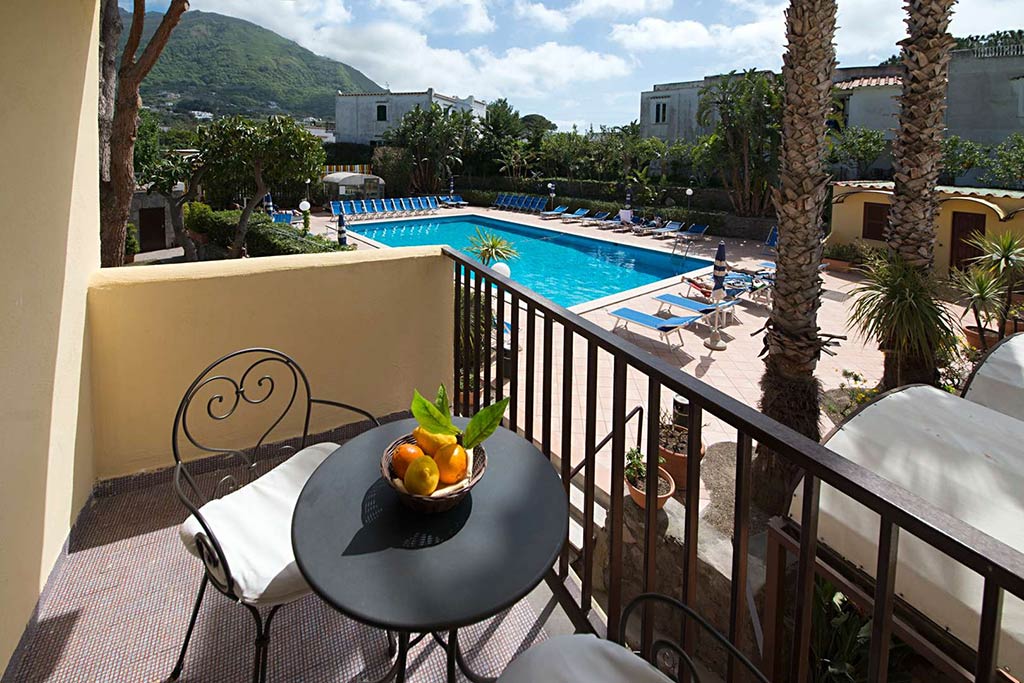 Hotel per bambini a Ischia: Family Hotel & Spa Le Canne, camera standard con balcone vista piscina