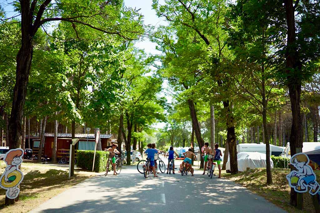 Campeggio Villaggio per bambini a Bibione, Camping Lido, bambini in bici nel viale