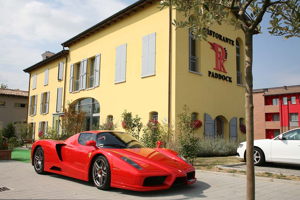 Hotel a tema Ferrari a Maranello, Maranello Village, esterno ristorante