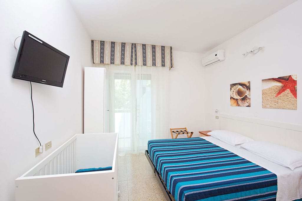 Hotel per bambini a Riccione, Hotel Helios, camera con lettino