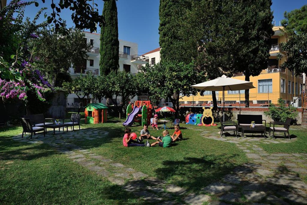 Hotel per bambini in Liguria, Hotel Raffy, giardino con i giochi bimbi