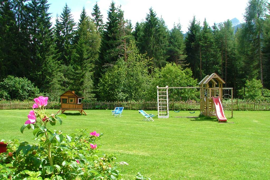 Family hotel Sole Bellamonte in Val di Fiemme, giardino con i giochi