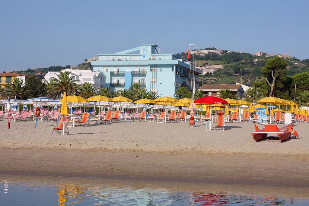Hotel per bambini a Tortoreto Lido, Hotel Continental, spiaggia di fronte all'hotel