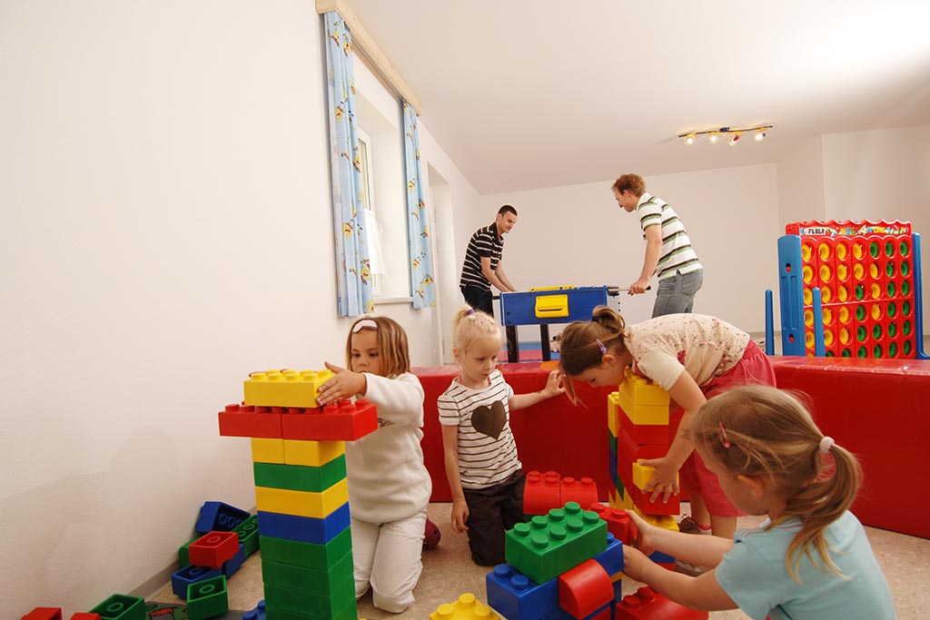 Hotel per bambini in Carinzia a Mallnitz, Hotel Eggerhof, stanza giochi bimbi