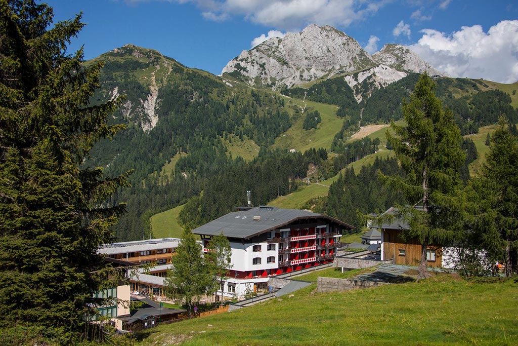 Family Hotel Austria: Hotel Sonnenalpe a Nassfeld in Carinzia, panoramica estate
