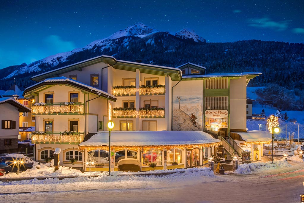 Family hotel Andalo, Alpino Baby Family, esterno inverno notte
