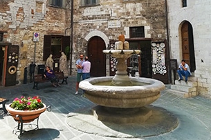 Weekend a Gubbio con i bambini, la fontana dei matti