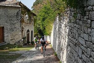 Weekend a Gubbio con i bambini, in bici lungo le mura
