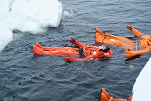 Lapponia svedese, bagno nel mare ghiacciato
