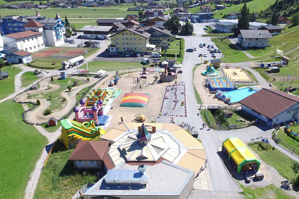 Hotel per bambini a Flachau, Salisburghese, Schlosshotel Lacknerhof, parco giochi all'aperto