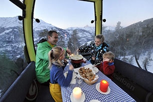 Svizzera, Grachen con bambini, la fondue sulla cabinovia