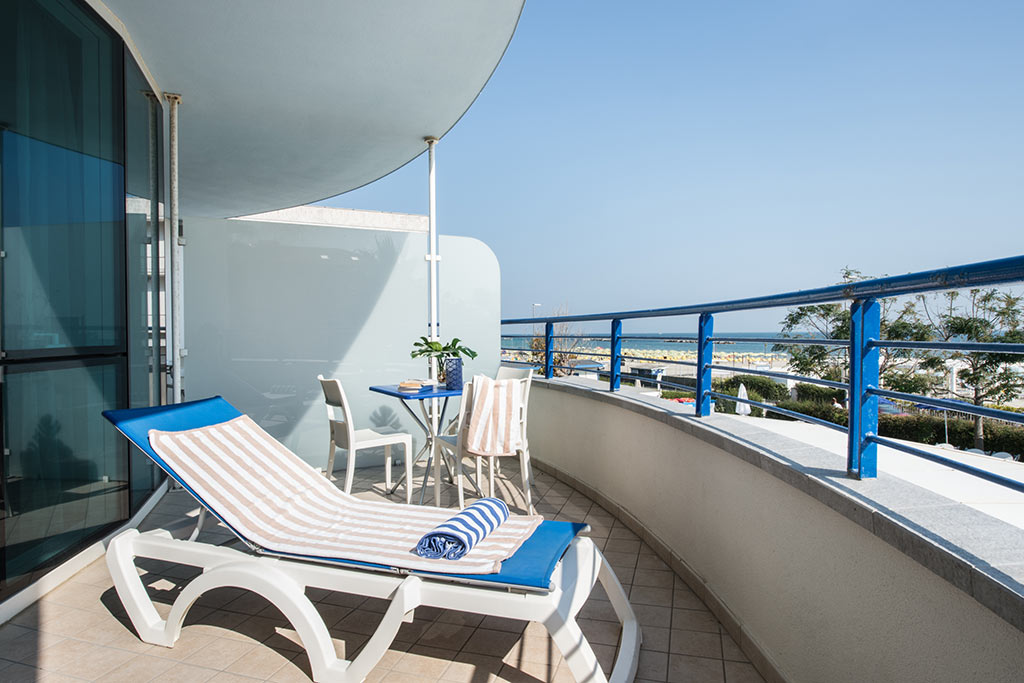Blu Suite Resort per bambini a Igea Marina, camera con terrazzo vista mare
