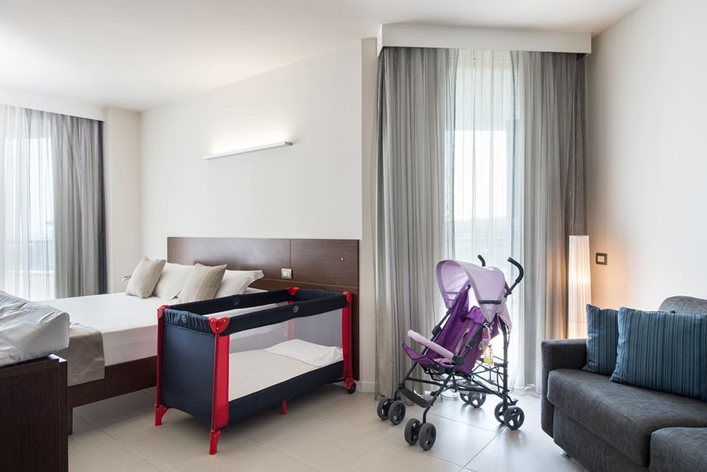 Blu Suite Resort per bambini a Igea Marina, camera con baby kit