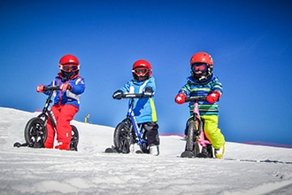 l'Alpe Cimbra per i bambini d'inverno, divertimento sulle bici da neve