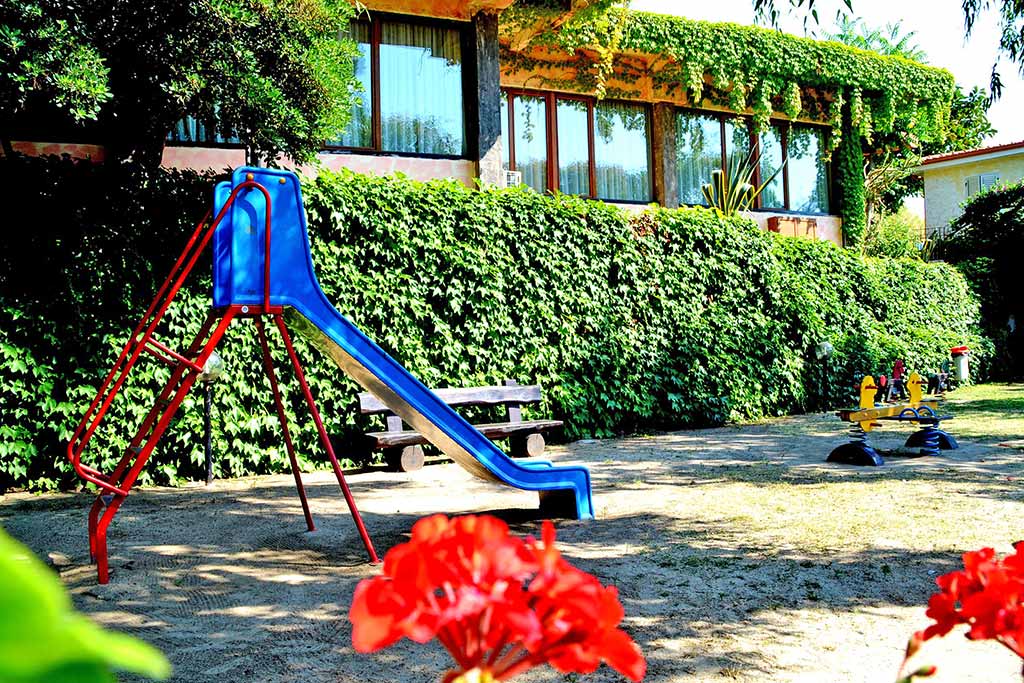 Villaggio per bambini a Capo Vaticano, Hotel Villaggio Roller Club, area vicina al ristorante
