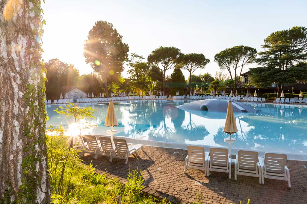 Camping Village Altomincio Family Park, villaggio per bambini vicino al Lago di Garda, piscina al tramonto