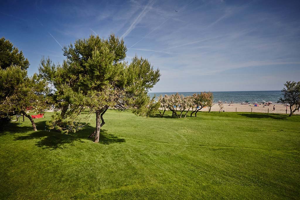 Villaggio per famiglie a Cavallino Treporti, Camping Village Mediterraneo, il verde dietro la spiaggia