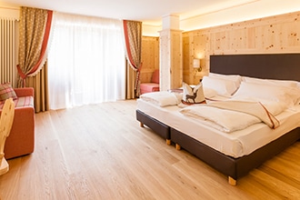 Vacanza all'Hotel Shandranj, camera in legno di cirmolo