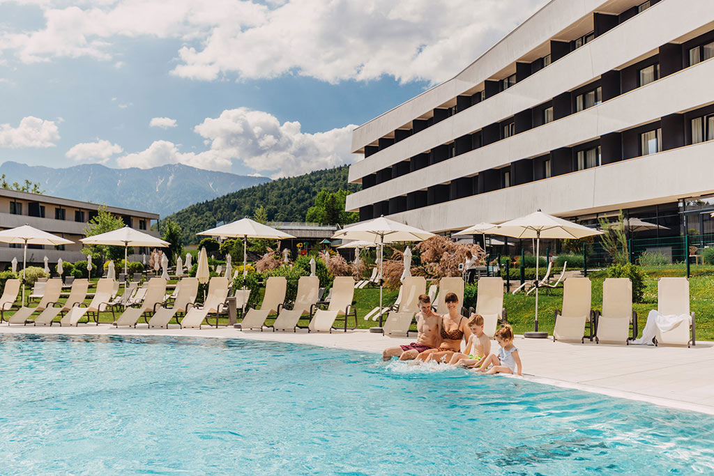 Thermenhotel Karawankenhof alle Terme Villach in Carinzia, piscina esterna