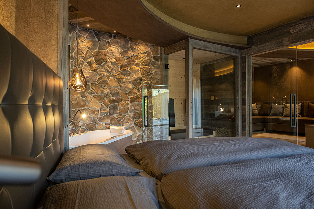 Hotel alla Roccia per famiglie in Val di Fiemme, camera con idromassaggio