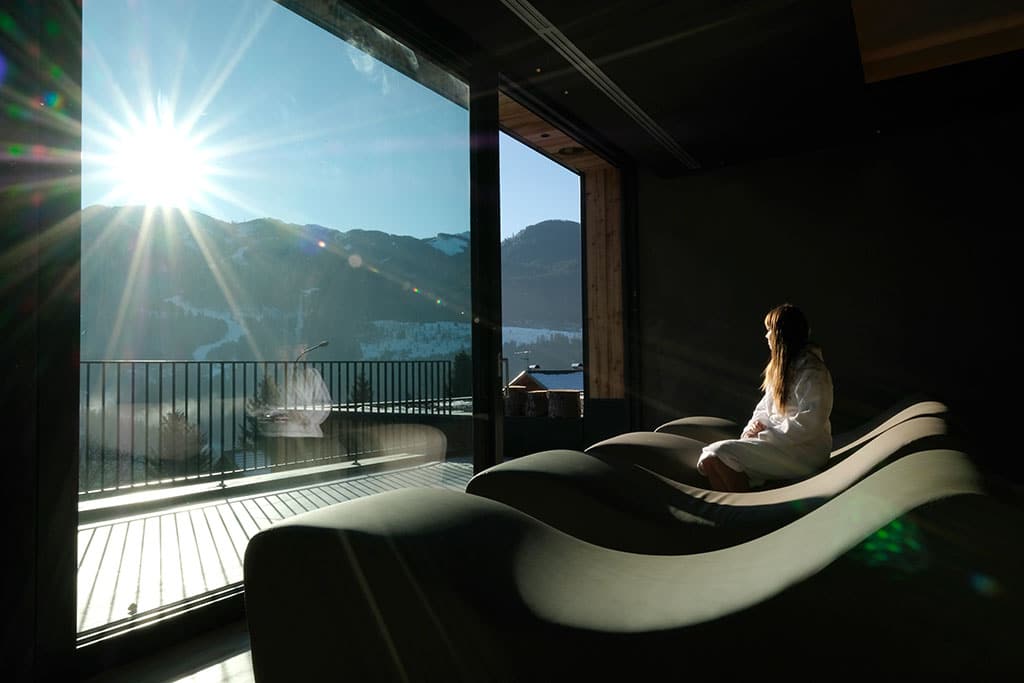 Hotel alla Roccia per famiglie in Val di Fiemme, sala relax con vista Alpe Cermis
