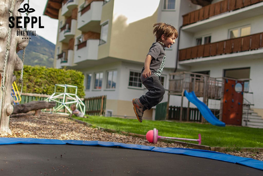 Hotel Seppl per famiglie vicino Innsbruck, giochi in giardino